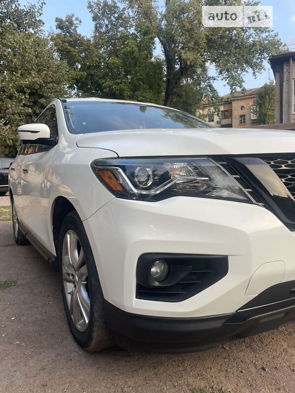 Внедорожник / Кроссовер Nissan Pathfinder 2016 в Кривом Роге