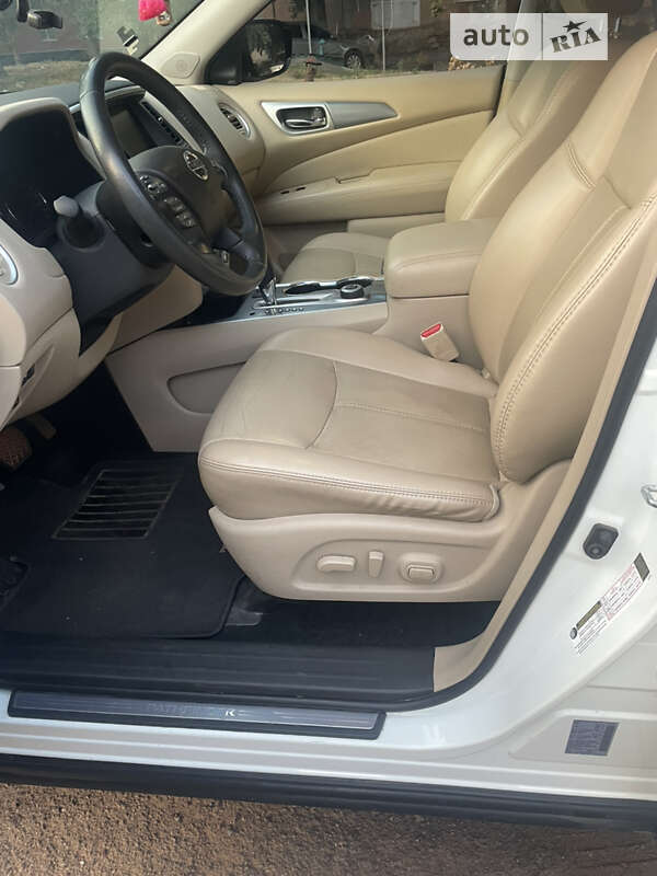 Внедорожник / Кроссовер Nissan Pathfinder 2016 в Кривом Роге