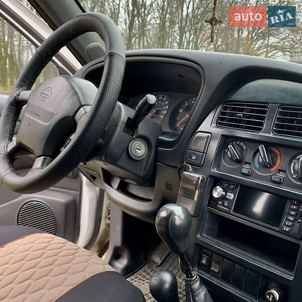 Позашляховик / Кросовер Nissan Pathfinder 1996 в Одесі