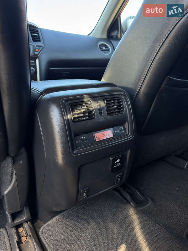 Внедорожник / Кроссовер Nissan Pathfinder 2016 в Ужгороде