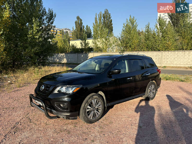 Внедорожник / Кроссовер Nissan Pathfinder 2017 в Киеве