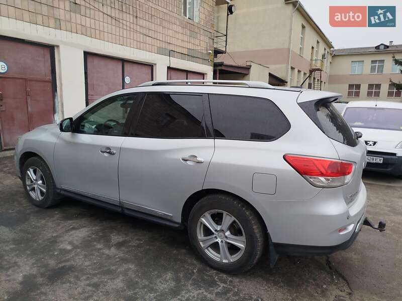 Позашляховик / Кросовер Nissan Pathfinder 2012 в Рівному