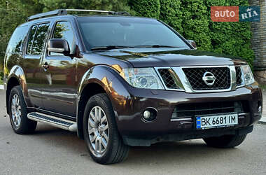 Позашляховик / Кросовер Nissan Pathfinder 2011 в 