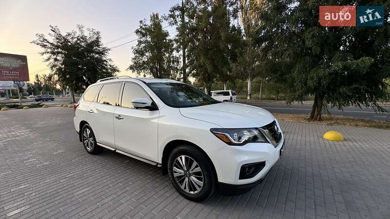 Внедорожник / Кроссовер Nissan Pathfinder 2016 в Каменском