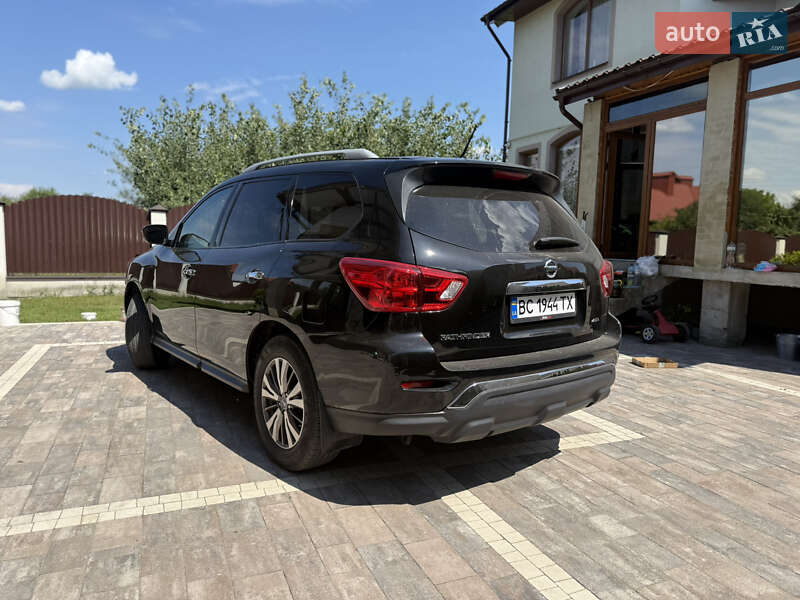 Позашляховик / Кросовер Nissan Pathfinder 2018 в Жовкві