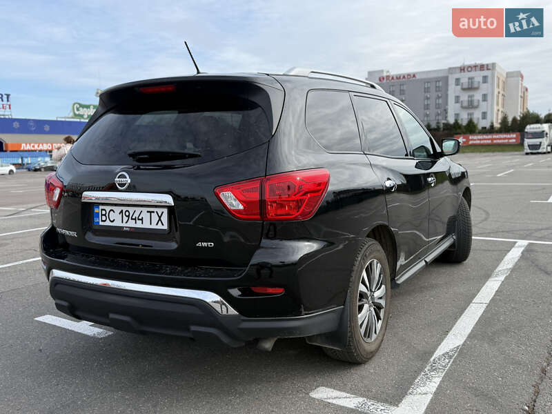 Позашляховик / Кросовер Nissan Pathfinder 2018 в Жовкві