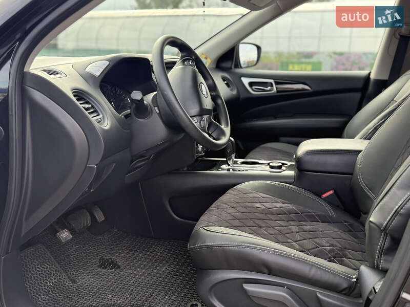 Позашляховик / Кросовер Nissan Pathfinder 2018 в Жовкві