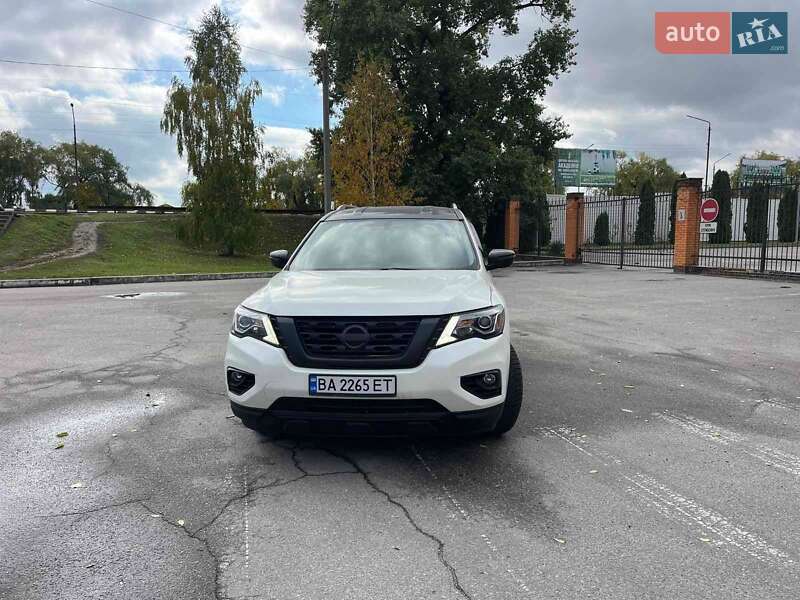 Позашляховик / Кросовер Nissan Pathfinder 2017 в Олександрії