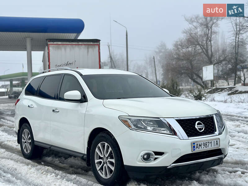 Внедорожник / Кроссовер Nissan Pathfinder 2015 в Черновцах