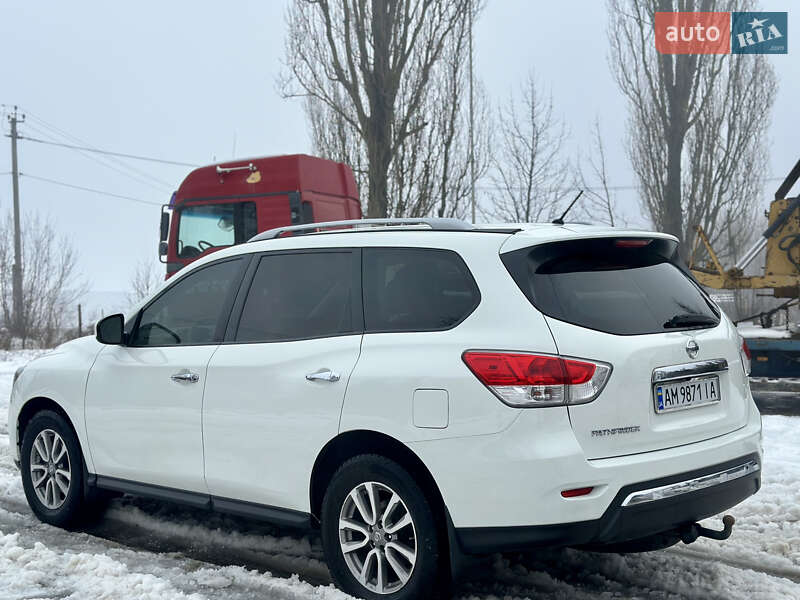 Внедорожник / Кроссовер Nissan Pathfinder 2015 в Черновцах