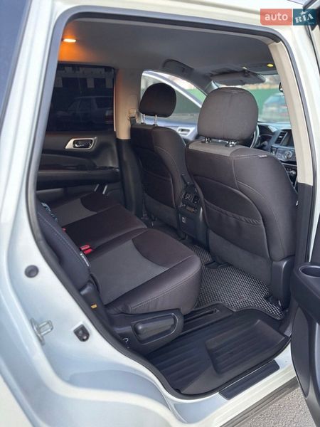 Внедорожник / Кроссовер Nissan Pathfinder 2017 в Александрие