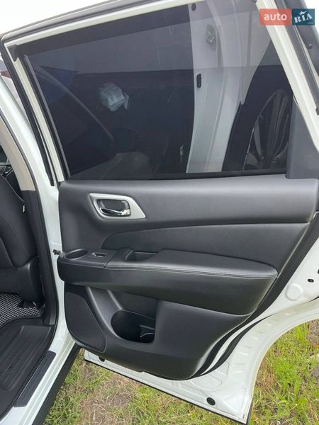 Внедорожник / Кроссовер Nissan Pathfinder 2017 в Александрие