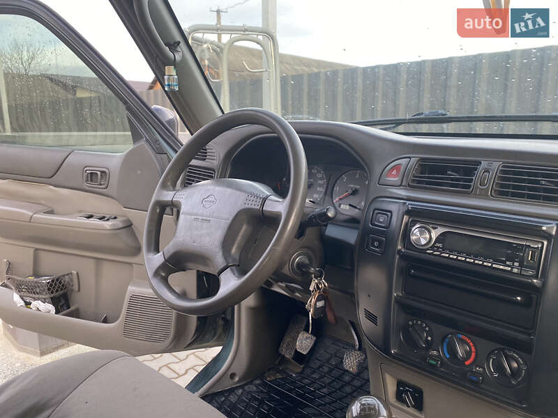 Внедорожник / Кроссовер Nissan Patrol 2000 в Сторожинце