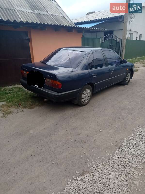 Седан Nissan Primera 1990 в Миргороді