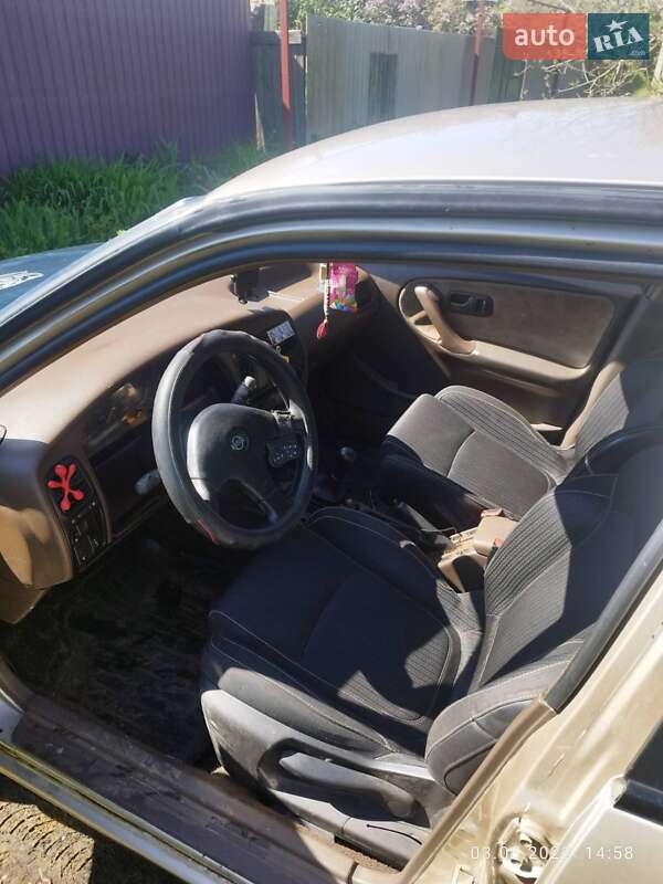 Седан Nissan Primera 1992 в Дніпрі