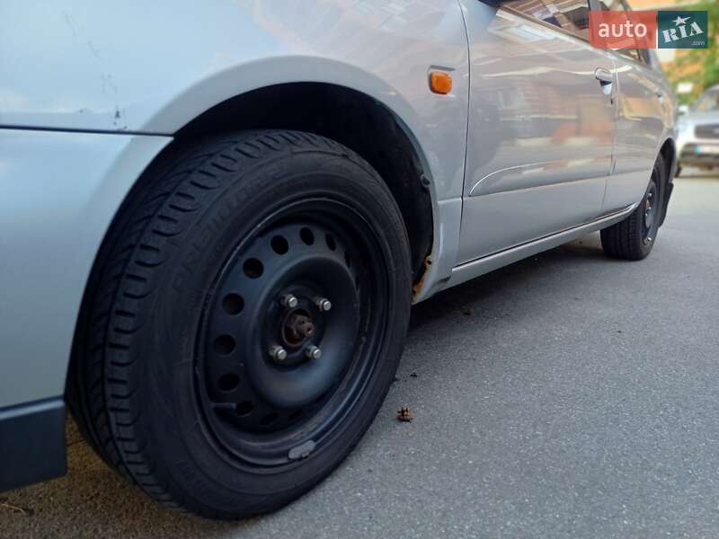 Седан Nissan Primera 2001 в Ирпене