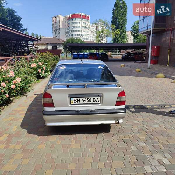 Лифтбек Nissan Primera 1995 в Одессе
