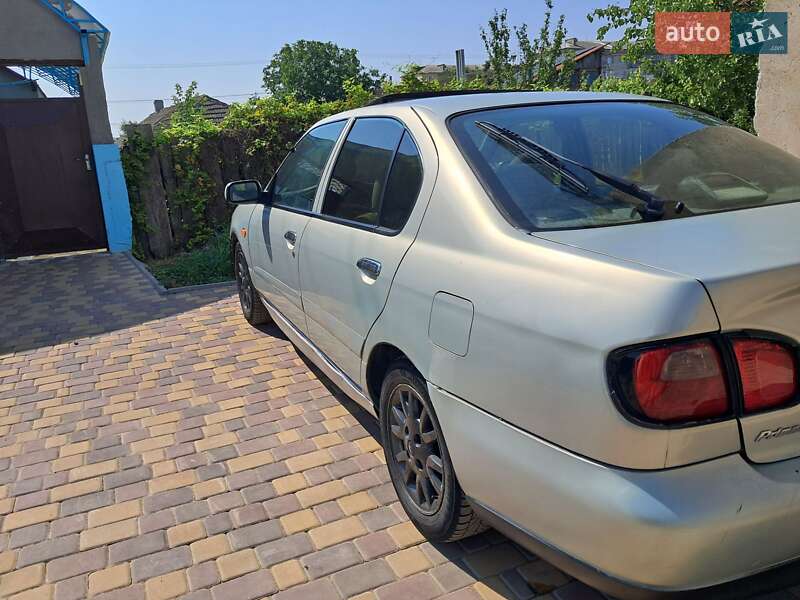 Седан Nissan Primera 2001 в Рені