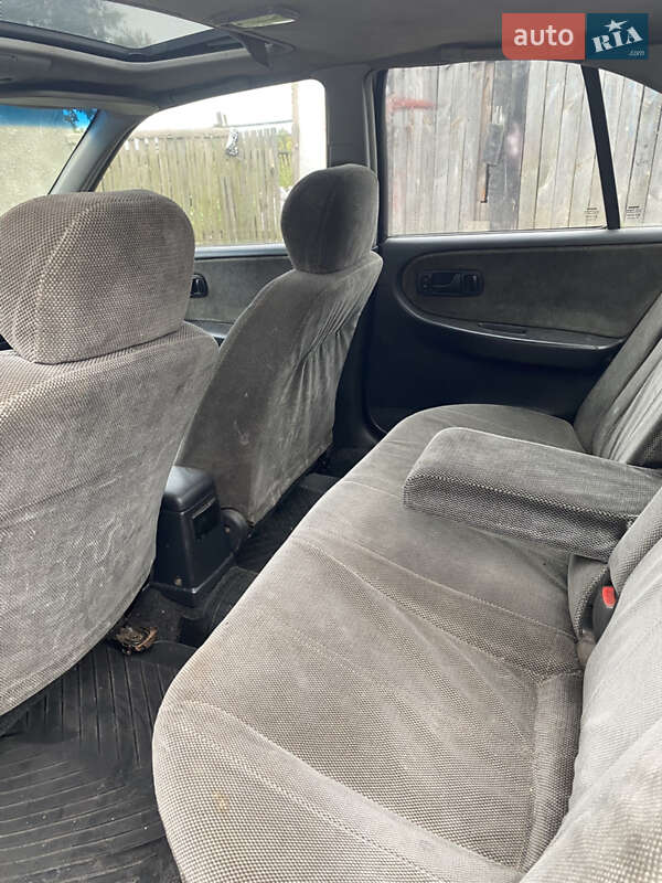 Седан Nissan Primera 1993 в Малине