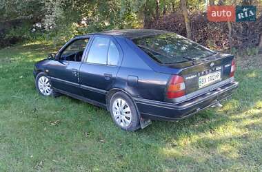 Хэтчбек Nissan Primera 1992 в 