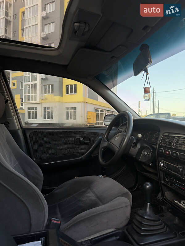 Седан Nissan Primera 1991 в Полтаве