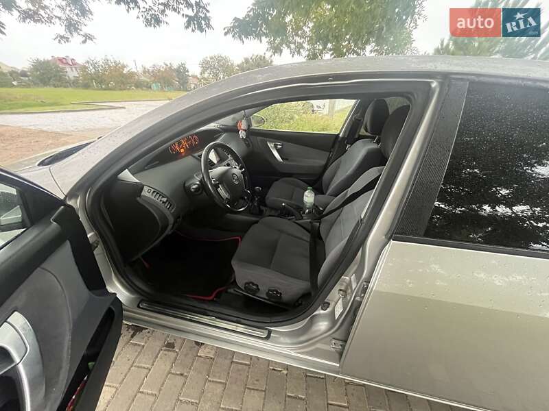 Седан Nissan Primera 2004 в Фонтанці