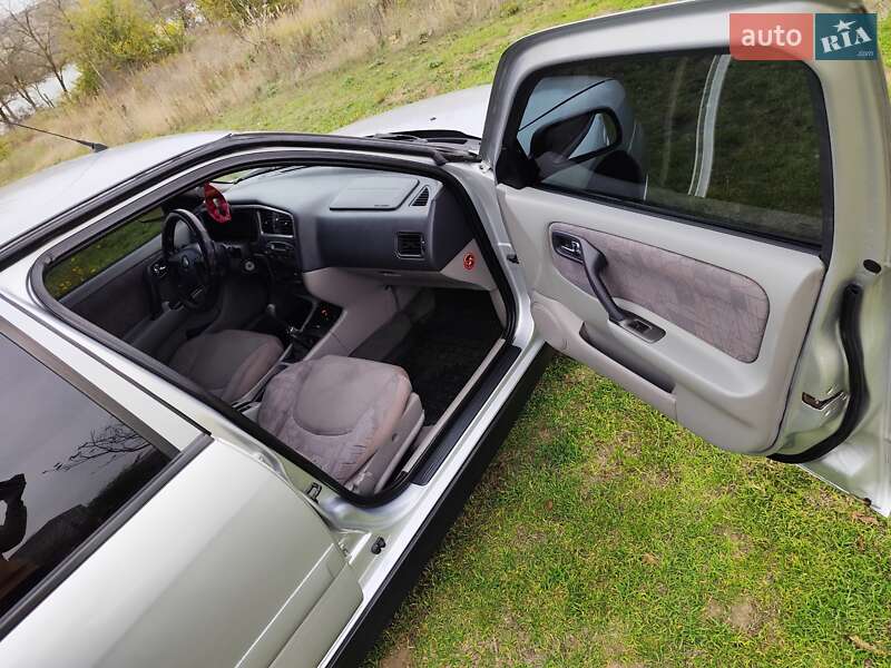 Седан Nissan Primera 2001 в Южному