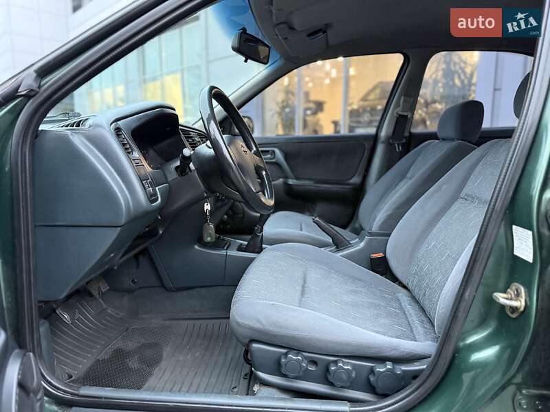 Седан Nissan Primera 1996 в Киеве