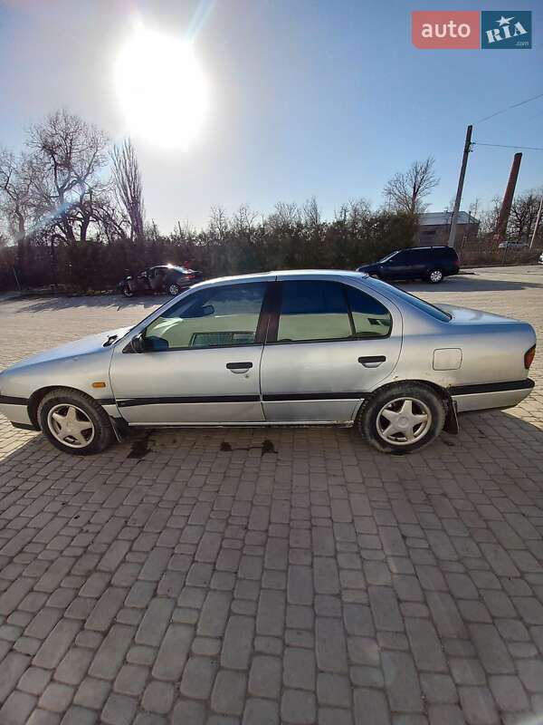Седан Nissan Primera 1992 в Борщеве