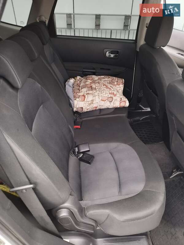 Позашляховик / Кросовер Nissan Qashqai+2 2010 в Чернівцях