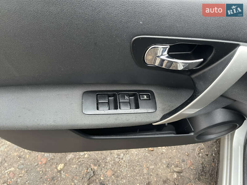 Позашляховик / Кросовер Nissan Qashqai+2 2010 в Києві