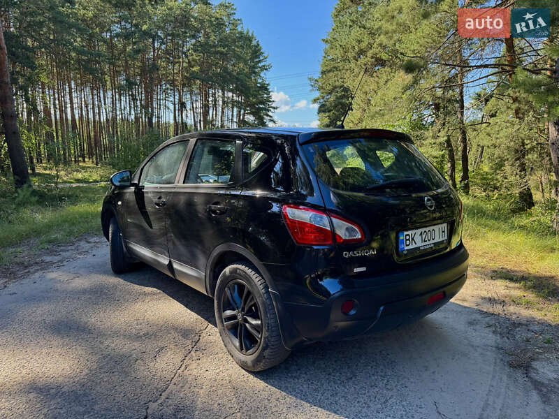 Внедорожник / Кроссовер Nissan Qashqai 2010 в Остроге