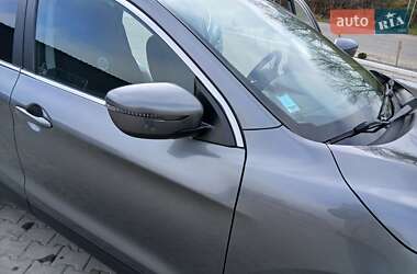 Позашляховик / Кросовер Nissan Qashqai 2017 в Чернівцях