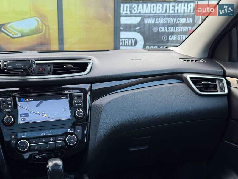 Позашляховик / Кросовер Nissan Qashqai 2015 в Стрию