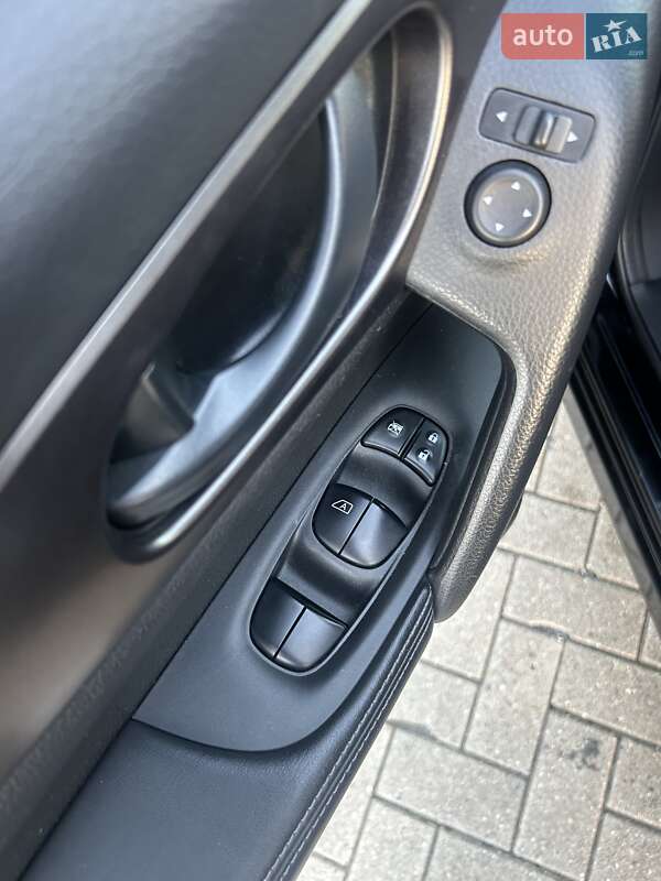 Внедорожник / Кроссовер Nissan Rogue Sport 2018 в Львове