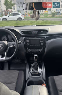 Внедорожник / Кроссовер Nissan Rogue Sport 2017 в 
