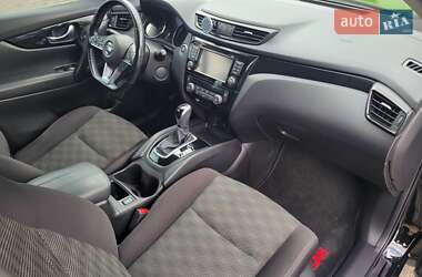 Внедорожник / Кроссовер Nissan Rogue Sport 2017 в 