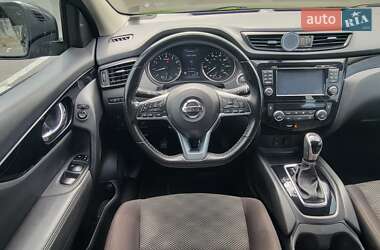 Внедорожник / Кроссовер Nissan Rogue Sport 2017 в 