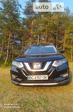 Позашляховик / Кросовер Nissan Rogue 2017 в Золочеві