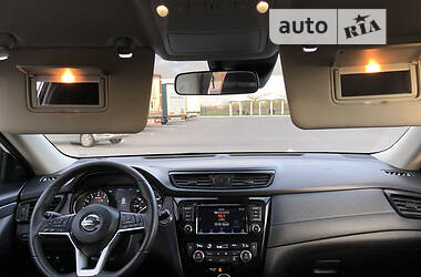 Внедорожник / Кроссовер Nissan Rogue 2018 в 