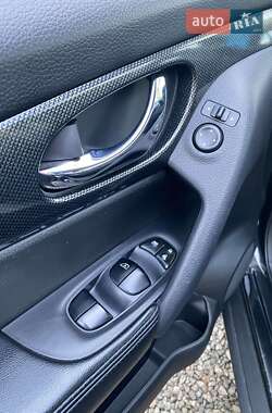 Позашляховик / Кросовер Nissan Rogue 2015 в 