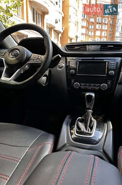 Внедорожник / Кроссовер Nissan Rogue 2018 в 