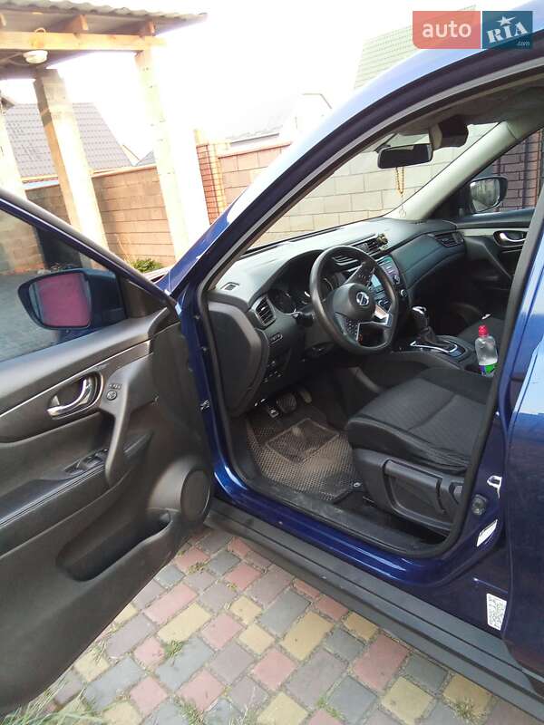 Внедорожник / Кроссовер Nissan Rogue 2016 в Сарнах