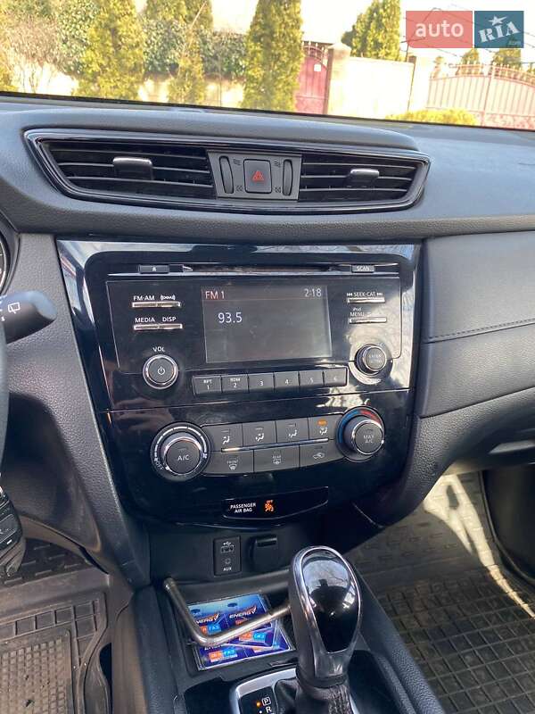 Внедорожник / Кроссовер Nissan Rogue 2017 в Кривом Роге