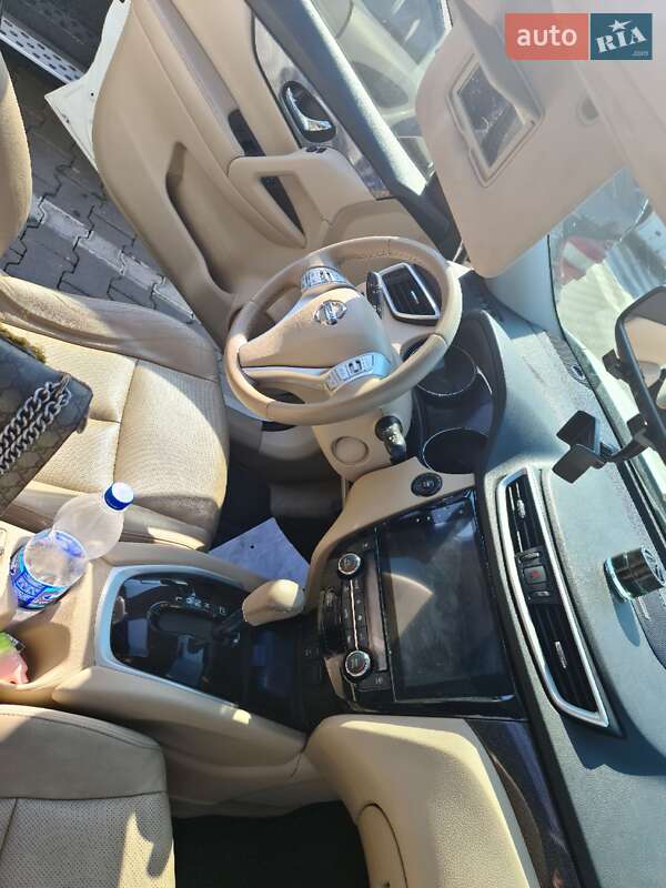 Внедорожник / Кроссовер Nissan Rogue 2014 в Черновцах