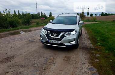 Внедорожник / Кроссовер Nissan Rogue 2017 в Дубно