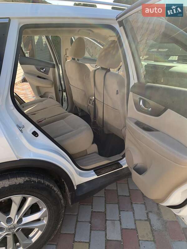 Позашляховик / Кросовер Nissan Rogue 2015 в Рокитному