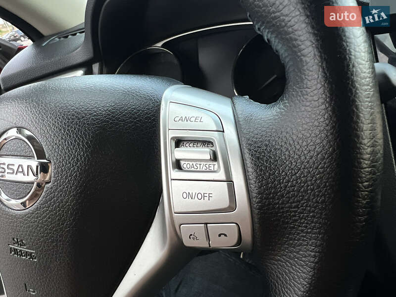 Позашляховик / Кросовер Nissan Rogue 2015 в Рівному