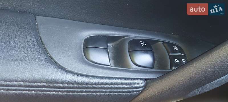 Позашляховик / Кросовер Nissan Rogue 2015 в Полтаві