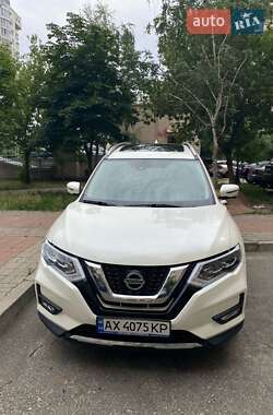 Внедорожник / Кроссовер Nissan Rogue 2017 в 